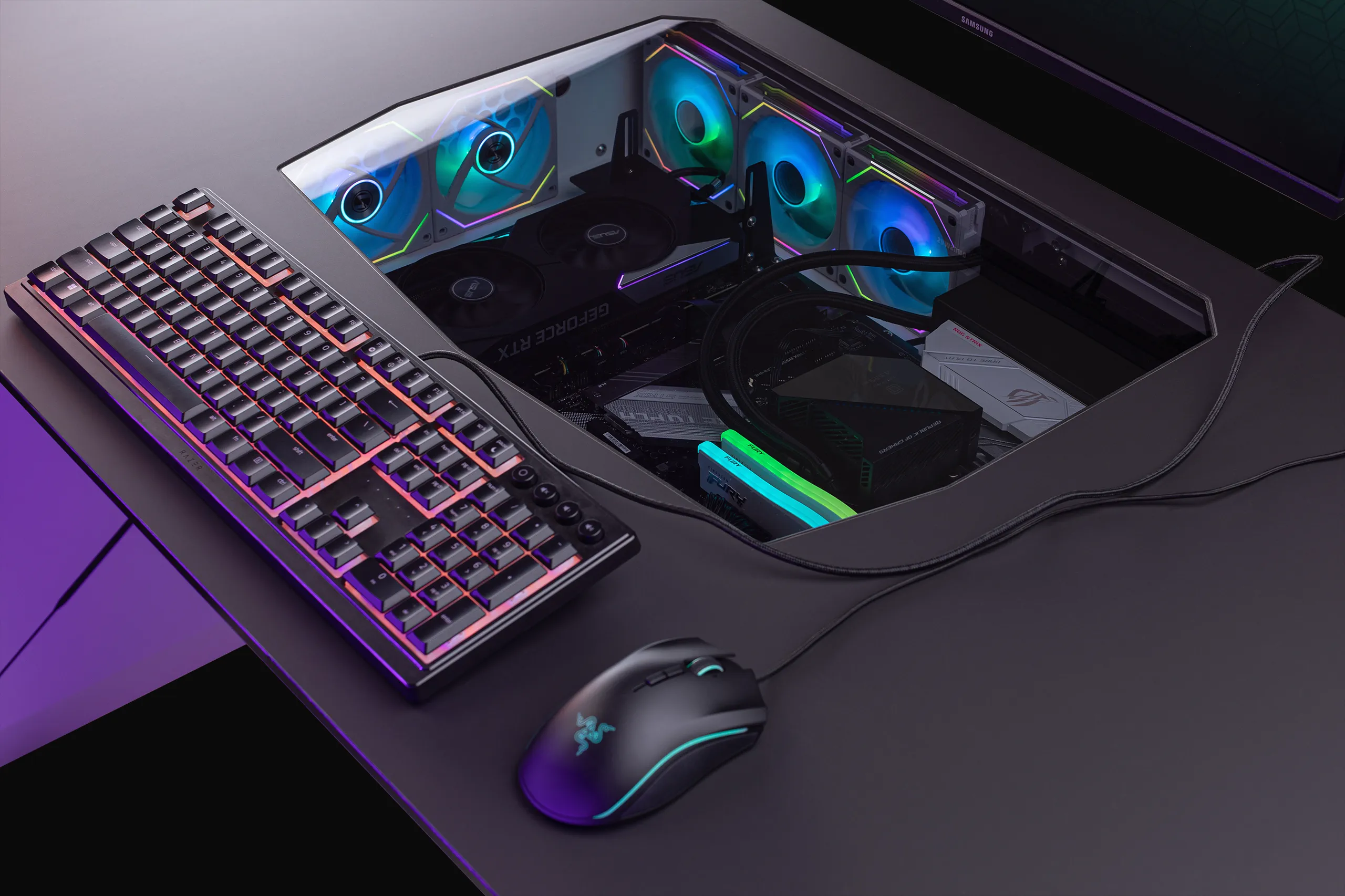 SKILLKEEPER case desk SKILLKEEPER widok na komputer zamontowany pod blatem